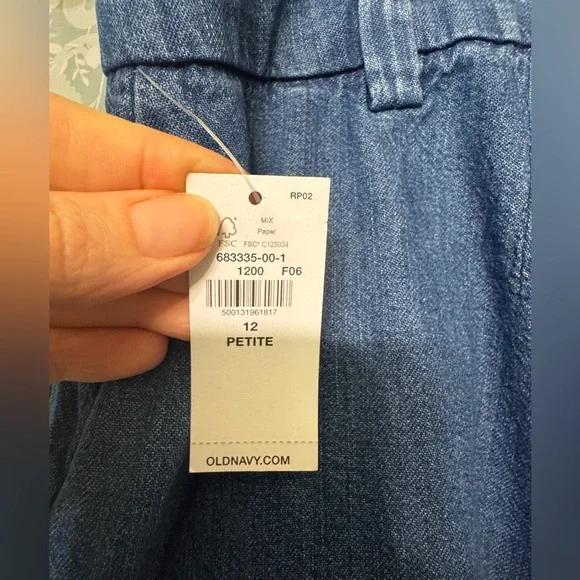 Old Navy Wide Leg Adjustable Waist Jeans - Picture 5 of 9